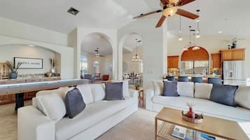 House, Berbilang Katil, Pool Access (Oleander Chandler/Ocotillo) | Ruang tamu | Pendiangan