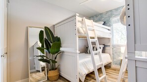 ハウス ベッド (複数台) パティオ シティビュー (Laurel Gilbert) | 3 室のベッドルーム、客室ごとに異なる装飾、客室ごとに異なるインテリア、ベッドシーツ