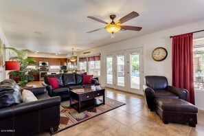   獨棟房屋, 多張床, 可使用泳池, 城市景觀 (Blackfoot San Tan Valley) | 起居區 | 壁爐