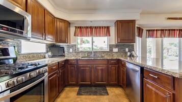 Rumah, Beberapa Tempat Tidur, akses ke kolam renang, pemandangan kota (Blackfoot San Tan Valley) | Dapur pribadi | Mesin pembuat kopi/teh