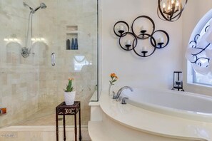 Huis, Meerdere bedden, toegang tot zwembad, uitzicht op de stad (Blackfoot San Tan Valley) | Badkamer | Designer toiletartikelen, handdoeken, toiletpapier