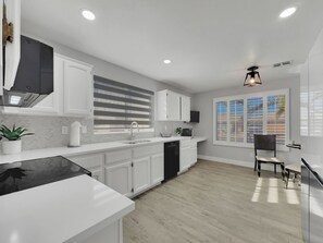 Casa, várias camas, acesso à piscina, vista para a cidade (Lakewood Sun Lakes) | Cozinha privada | Cafeteira/chaleira