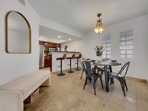 Apartment, 1 King-Bett und Schlafsofa, Poolzugang, Stadtblick (Camelback #102 Phoenix) | Innenbereich