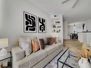 Condo, 1 giường cỡ king và sofa giường, có thể sử dụng hồ bơi (Camelback #102 Phoenix) | Khu phòng khách | Lò sưởi 