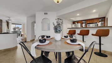 Condo, 1 cama King size y sofá cama, acceso a la alberca, vista a la ciudad (Camelback #102 Phoenix) | Servicio a la habitación