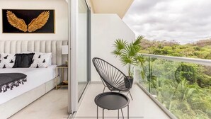 2 chambres, coffres-forts dans les chambres, bureau