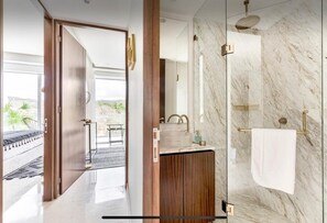 Dusche, Haartrockner, Handtücher, Seife