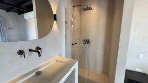 Articles de toilette écologiques, sèche-cheveux, serviettes fournies
