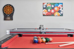 Game room - 4 br/3ba, Great for Large Groups, Garage Parking. Spacious and updated! (Chicago)