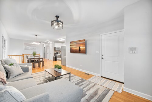 4 br/3ba, Great for Large Groups, Garage Parking. Spacious and updated!