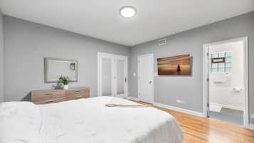 4 bedrooms, desk, iron/ironing board, travel crib