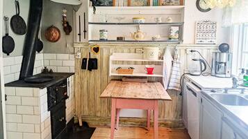 KylskÄp, spishÀll, diskmaskin och kaffe- och tebryggare