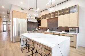 Fridge, oven, stovetop, coffee/tea maker
