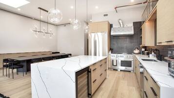 Réfrigérateur, four, plaque de cuisson, cafetiÚre/bouilloire