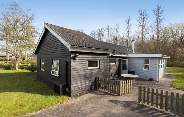 Exterior - 3 bedroom beautiful home in Allingåbro (Allingåbro)