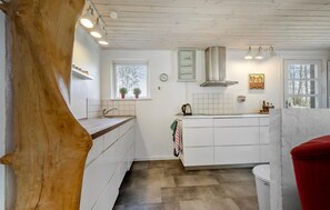 Jääkaappi, mikroaaltouuni, astianpesukone, kahvin-/teenkeitin