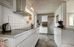 Kjøleskap, oppvaskmaskin og kaffetrakter/tekoker