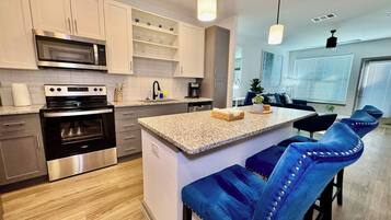 Een koelkast, een magnetron, een oven, een kookplaat