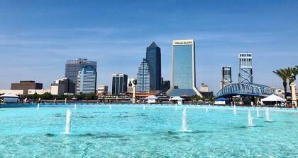 Big Lux King Bed Balcony Pool Gym Southside I95