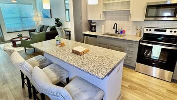 Køleskab, mikrobølgeovn, ovn, kogeplade