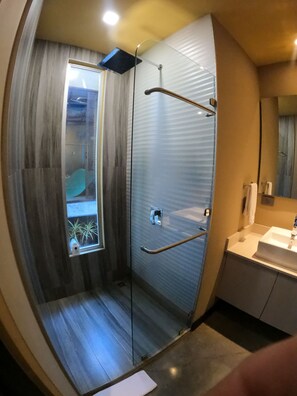 Douche, serviettes fournies, papier toilette