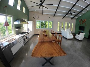 Een koelkast, een oven, een kookplaat, een vaatwasser