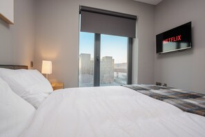 2 bedrooms, in-room safe, iron/ironing board, WiFi - Dockside Escape | By M&S Arena & Royal Albert Dock (Liverpool)