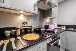 Fridge, microwave, oven, stovetop - Dockside Escape | By M&S Arena & Royal Albert Dock (Liverpool)