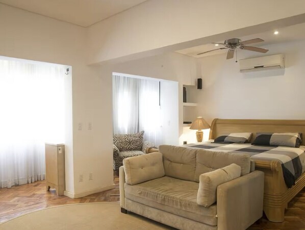 2 habitaciones, caja de seguridad en la habitación y escritorio 