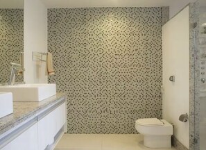 Douche, sèche-cheveux, bidet, serviettes fournies