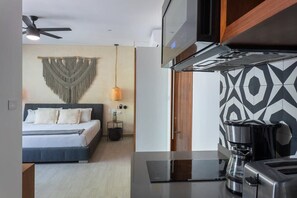 Réfrigérateur, micro-ondes, plaque de cuisson, cafetière/bouilloire