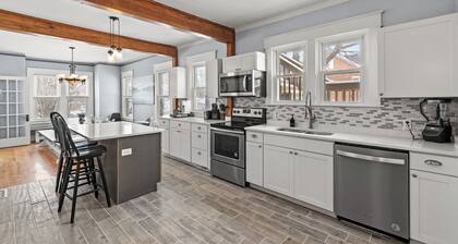 6 Min to Ark! Accommodates 17!