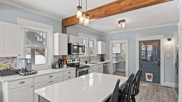 Geladeira, micro-ondas, fogão, cooktop