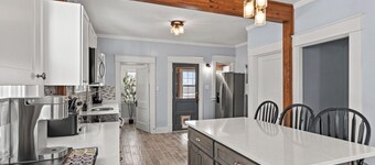 6 Min to Ark! Accommodates 17!