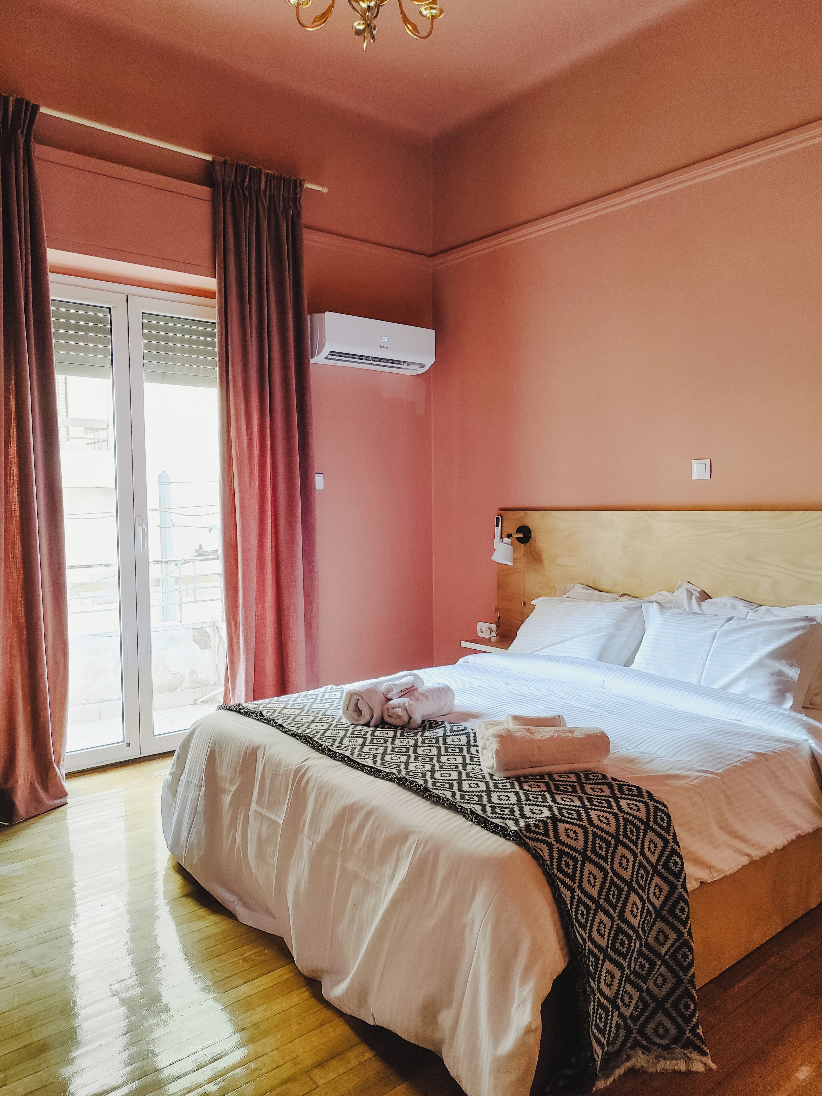 3 habitaciones, escritorio, tabla de planchar con plancha y wifi 