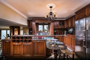 Refrigerador, microondas, horno y lavavajillas 