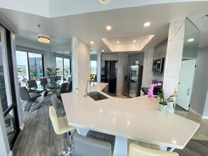 Dining - Beachfront on the 9th floor, 2 bedroom, 2 bath, stunning ocean and City views. (Long Beach)