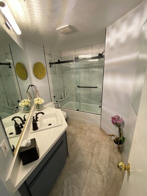 Dusche, Haartrockner, Handtücher, Seife