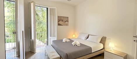 1 dormitorio, tabla de planchar con plancha, wifi y ropa de cama