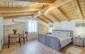 3 bedrooms, travel cot, free WiFi, bed sheets - 3 bedroom beautiful home in Kanfanar (Kanfanar)