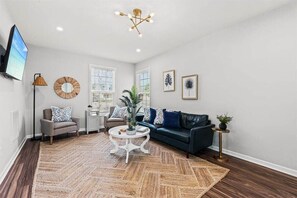 TV connectée, cheminée, table de tennis de table