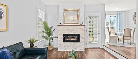 Smart-TV, Kamin, Tischtennisplatte