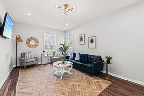 TV connectée, cheminée, table de tennis de table