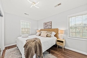 4 bedrooms, desk, iron/ironing board, travel cot - The Mossy Oak House of Charleston (North Charleston)