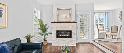 智能電視、壁爐、乒乓球設施