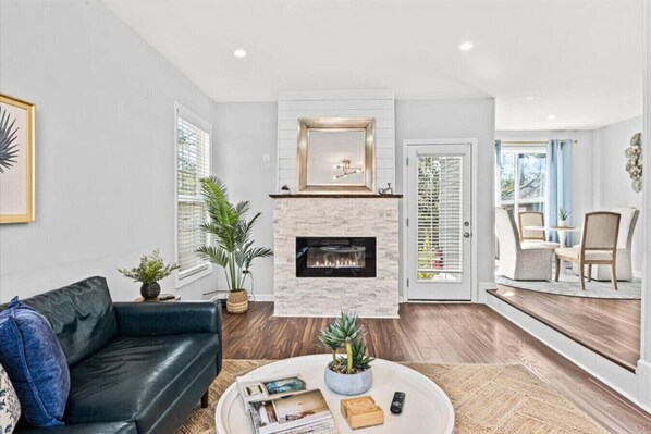 TV, ping pong - The Mossy Oak House of Charleston (North Charleston)