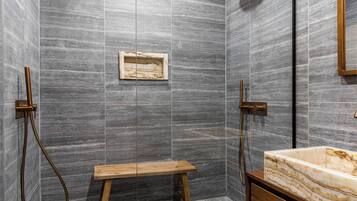 Apartamento presidencial | Banheiro | Chuveiro, secador de cabelo, toalhas de banho, sabonete