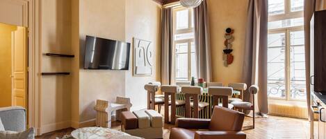 Presidential-huoneisto | Oleskelualue | Taulutelevisio, työhuone