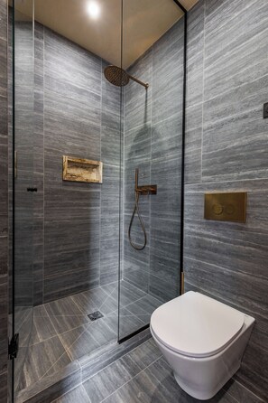 Appartement familial | Salle de bain | Douche, séchoir à cheveux, serviettes fournies, savon