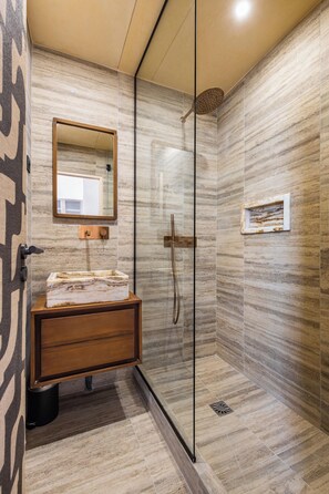 Appartement présidentiel | Salle de bain | Douche, séchoir à cheveux, serviettes fournies, savon